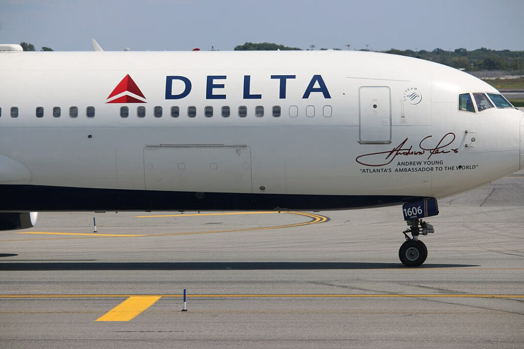 1080px-delta_airlines_plane_nose_quintin_soloviev_-_qfs_aviation.jpg