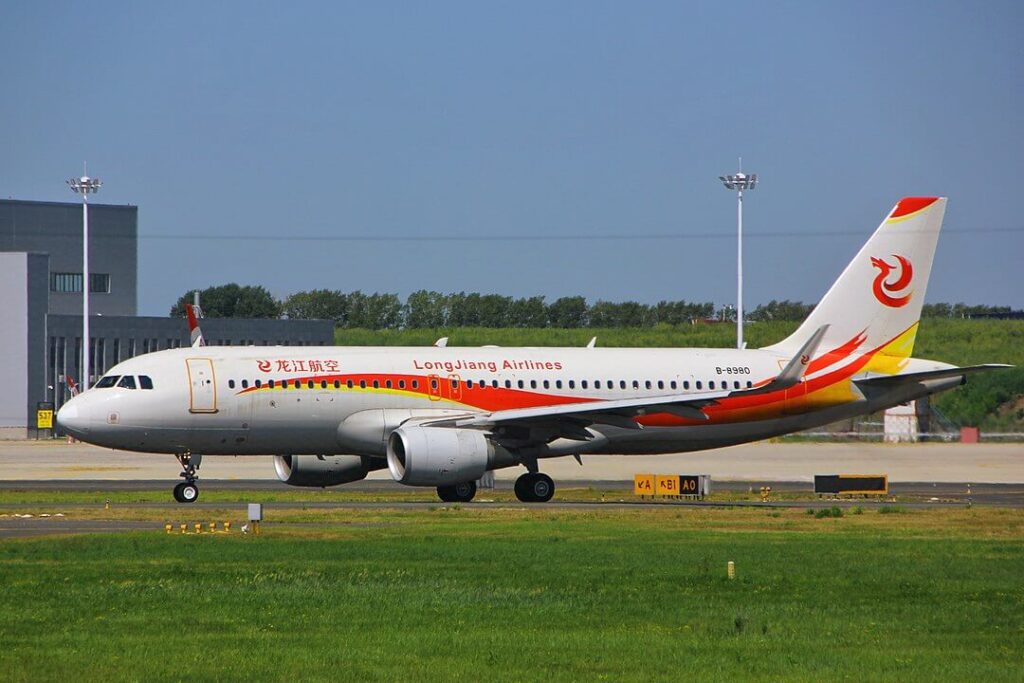 1080px-longjiang_airlineslj_a320b-8980_at_harbin_taiping_airport-hrb.jpg