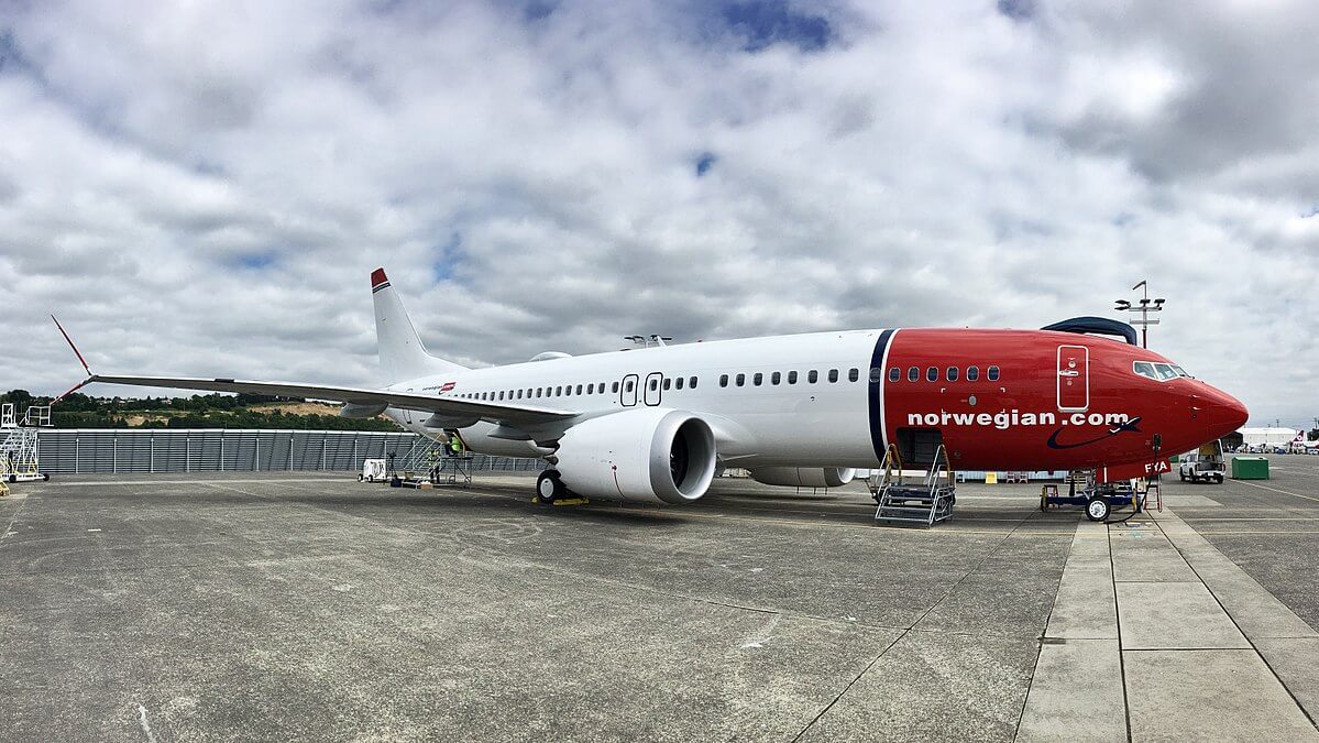 1199px-norwegian_air_international_boeing_737-8_max_ei-fya.jpg