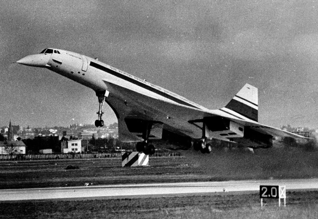 1200px-02.03.69_1er_vol_de_concorde_avec_jacqueline_auriol_1969_-_53fi1931-2.jpg