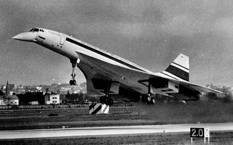 1200px-02.03.69_1er_vol_de_concorde_avec_jacqueline_auriol_1969_-_53fi1931-2.jpg