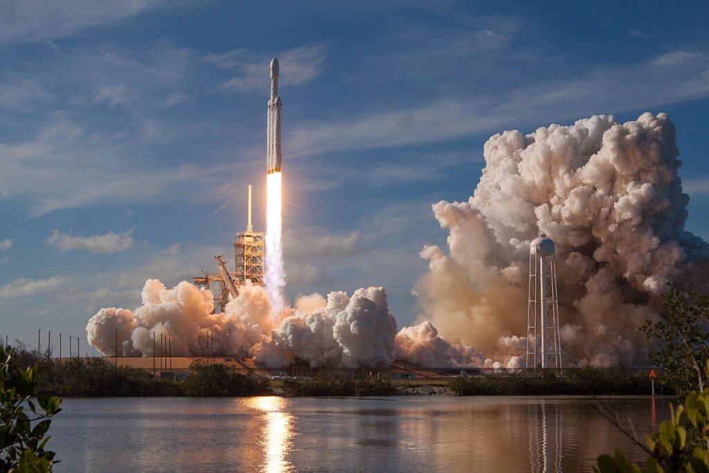 1200px-Falcon_Heavy_Demo_Mission_40126461851-1.jpg