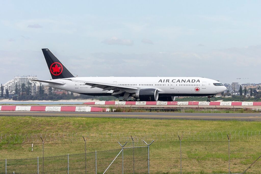 1200px-air_canada_c-fnnh_boeing_777-233lr_arriving_at_sydney_airport_1.jpg