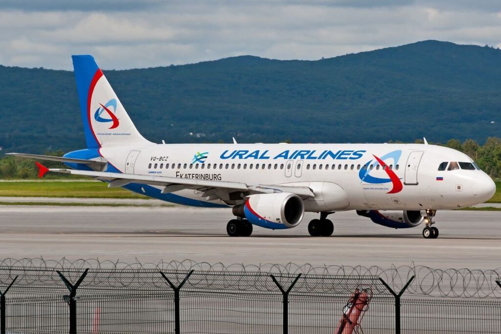 1200px-airbus_a320-214_ural_airlines_an2321487.jpg