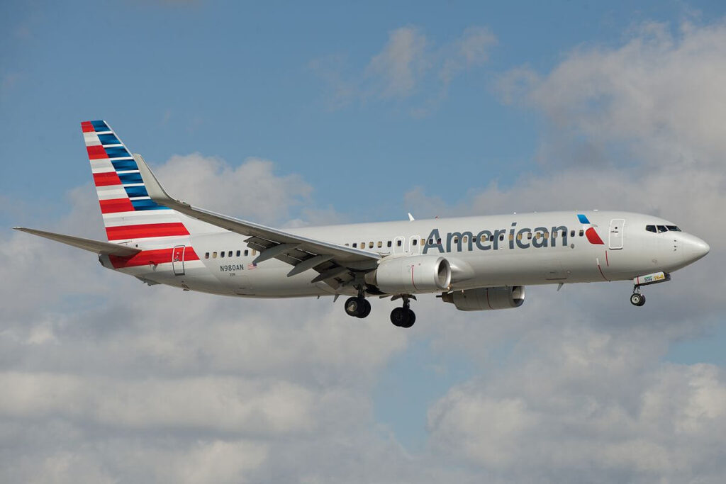 1200px-american_airlines_boeing_737-800_n980an_16422912861.jpg