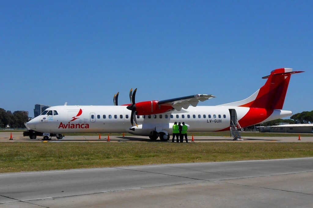1200px-atr72-600_aviancaargentina.jpg