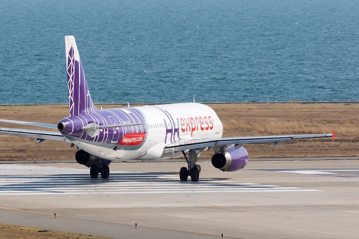 1200px-hk_express_uo687_airbus_a320-232_b-lca_departed_to_hong_kong_kansai_airport_16624142149.jpg