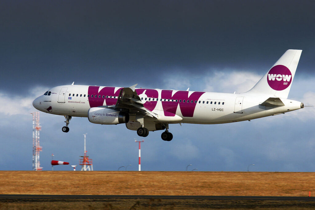 1200px-wow_air_airbus_a320_2.jpg