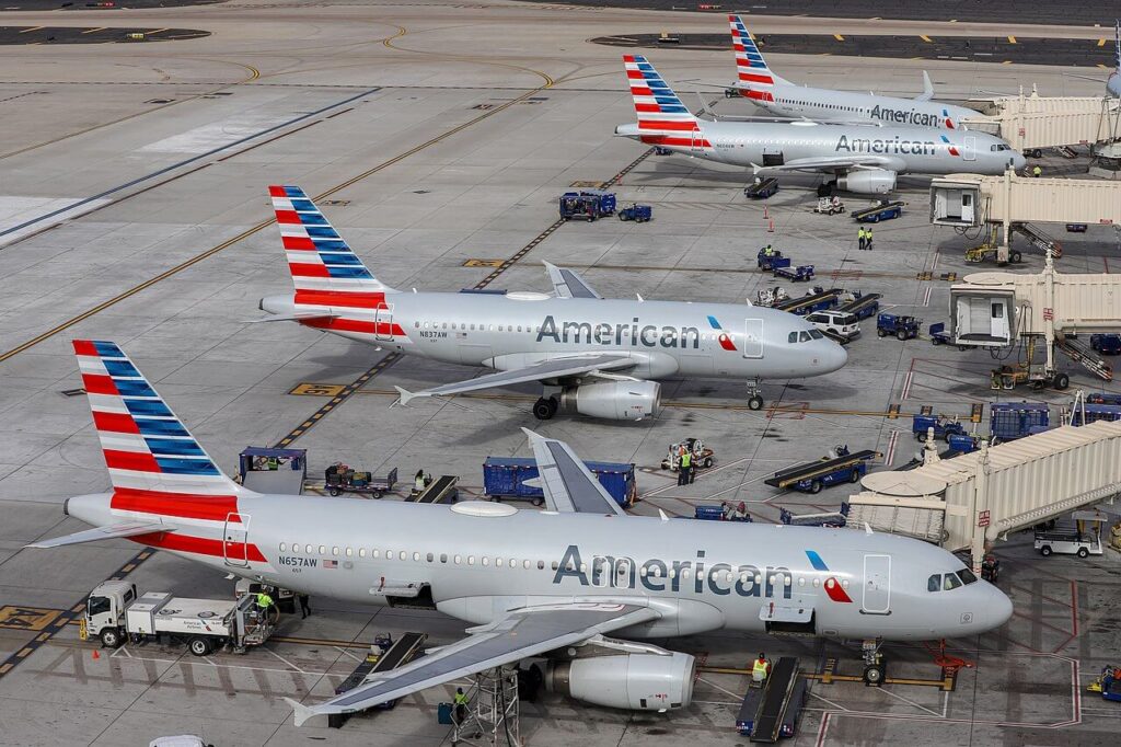 1280px-american_airlines_aircraft_at_phx_n657aw_n837aw_n604aw_n845nn_-_quintin_soloviev.jpg