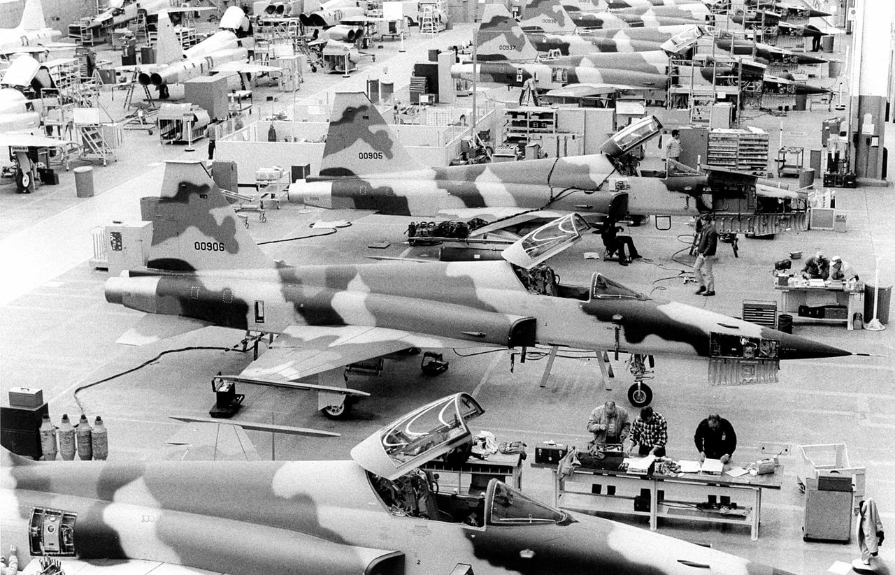1280px-northrop_f-5e_tiger_ii_assembly_line_1744-24.jpg
