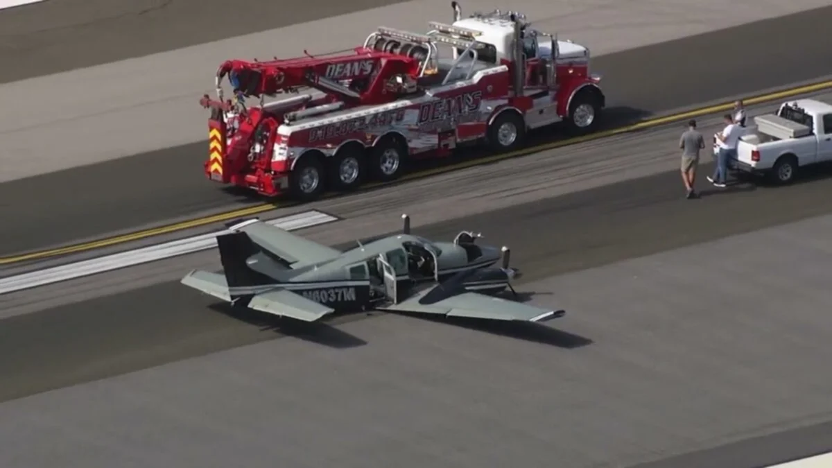 A small aircraft experienced landing gear failure A small aircraft experienced landing gear failure