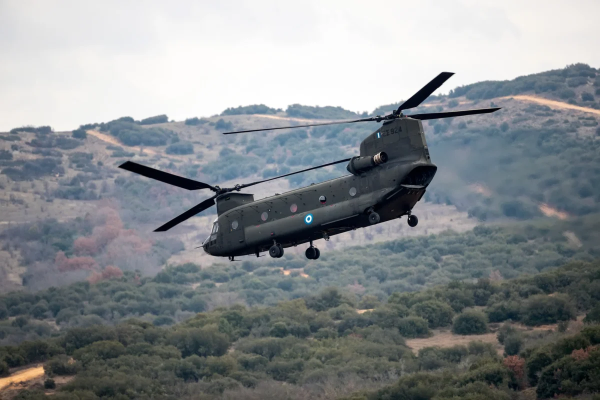 CH 47 Chinook heavy lift helicopter CH-47 Chinook heavy-lift helicopter