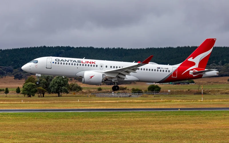 QantasLink,_operated_by_National_Jet_Systems,_(VH-X4B)_Airbus_A220-300_landing_at_Canberra_Airport 32