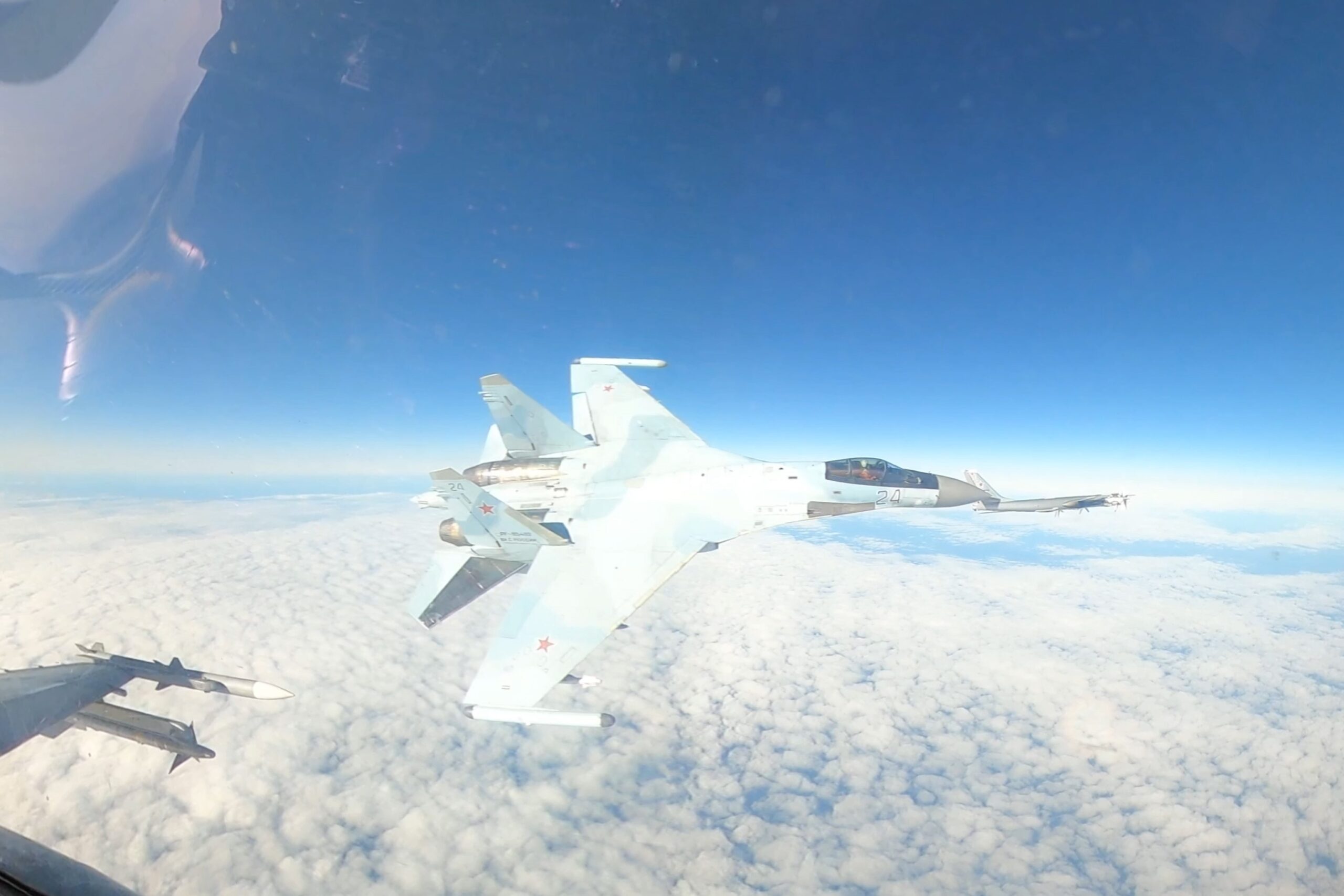 Russian Su 35 Conducts Unsafe Maneuver Near Usaf F 16 Video