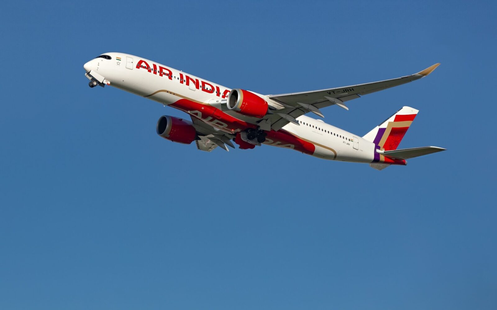 indian-airlines-hit-by-nearly-1-000-bomb-hoaxes-in-2024