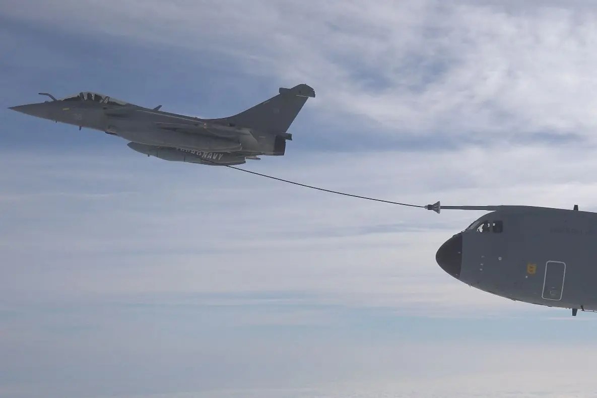French Navy Rafale fighter refuels A400M airlifter mid flight for the first time French Navy Rafale fighter refuels A400M airlifter mid-flight for the first time