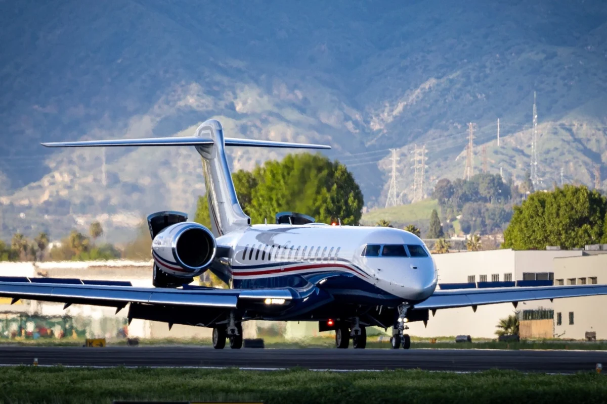 Bombardier Global 7500 landing at Van Nuys Bombardier Global 7500 landing at Van Nuys