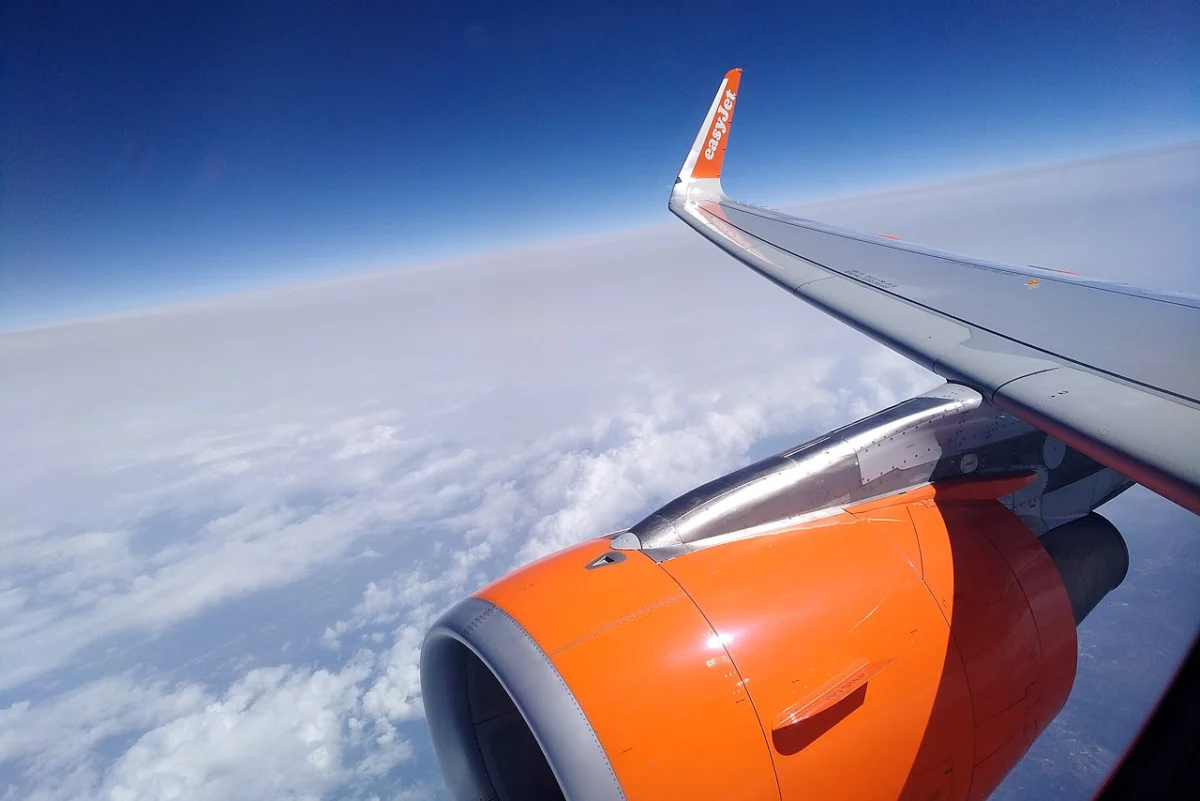 G EZRV EasyJet aircraft wing during flight 2021 32 G-EZRV_EasyJet_aircraft_wing_during_flight,_2021 32