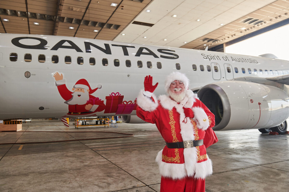 Roo dolph B737 VH VZX Santa with an aircraft