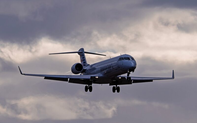˳��� American Eagle CRJ-700
