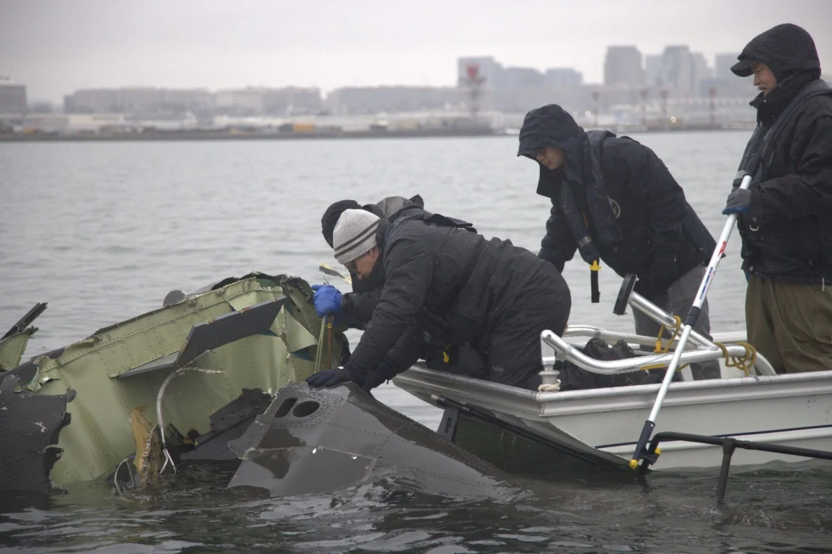 NTSB investigators recovering wreckage of the Sikorsky UH 60 Black Hawk from the Potomac River near Reagan National Airport NTSB investigators recovering wreckage of the Sikorsky UH-60 Black Hawk from the Potomac River near Reagan National Airport