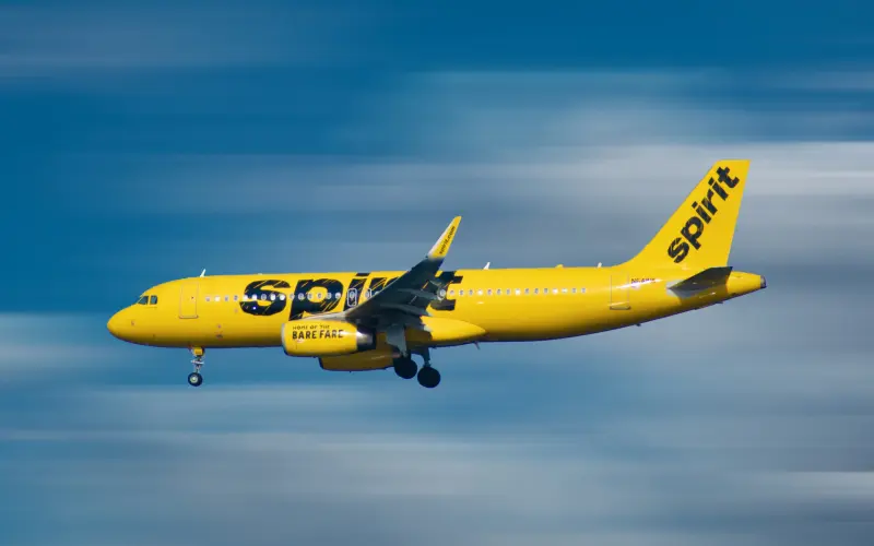 Delta Airlines Spirit Airlines preparing to land
