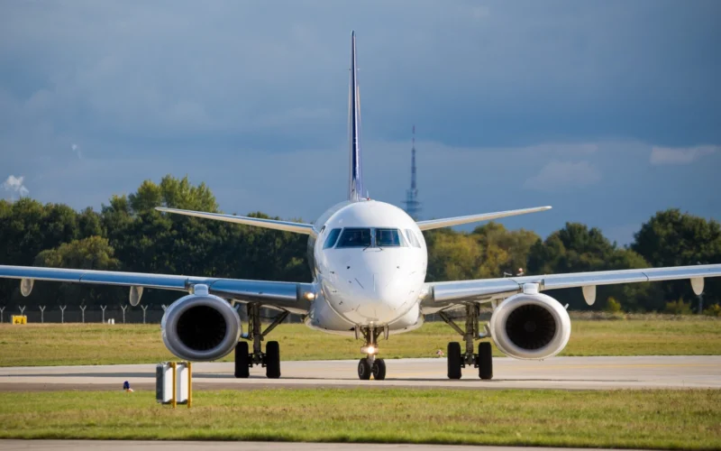Embraer E190 jet