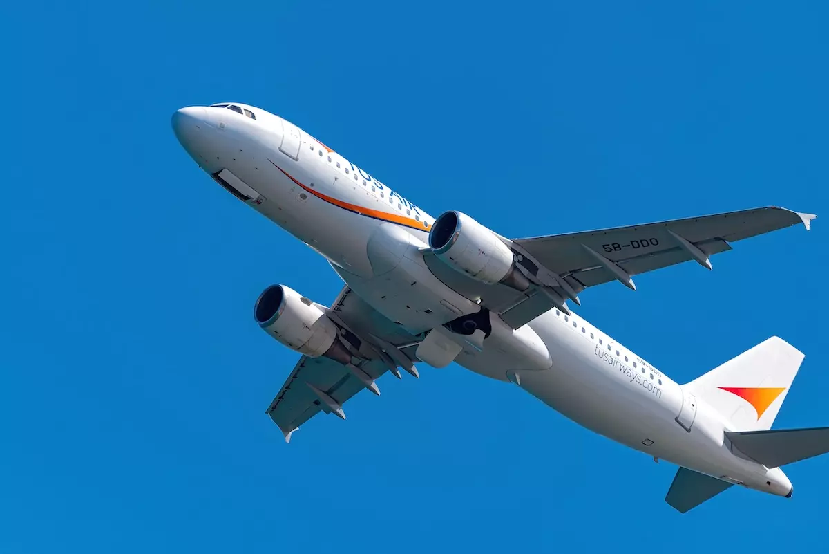TUS Airways A320