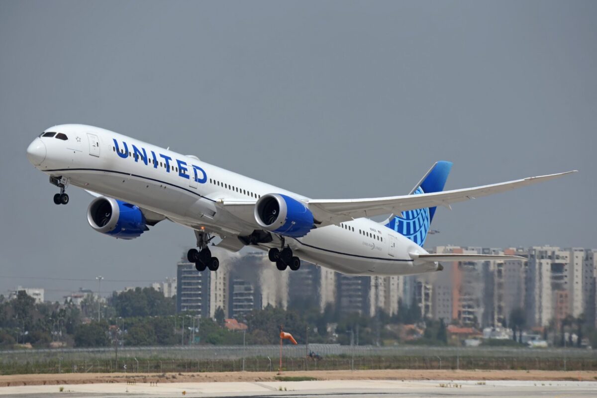 United Boeing 787 10