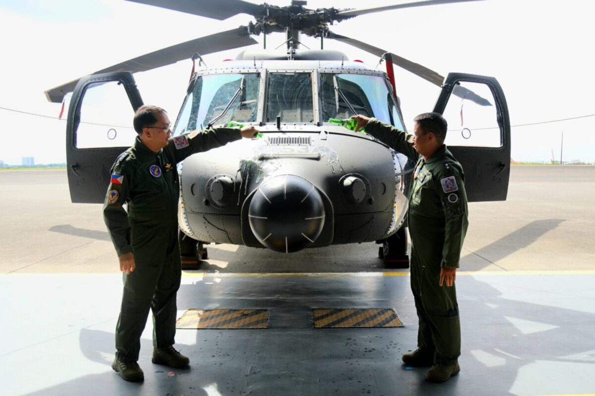 Phil Air Force receives 5 Black Hawks