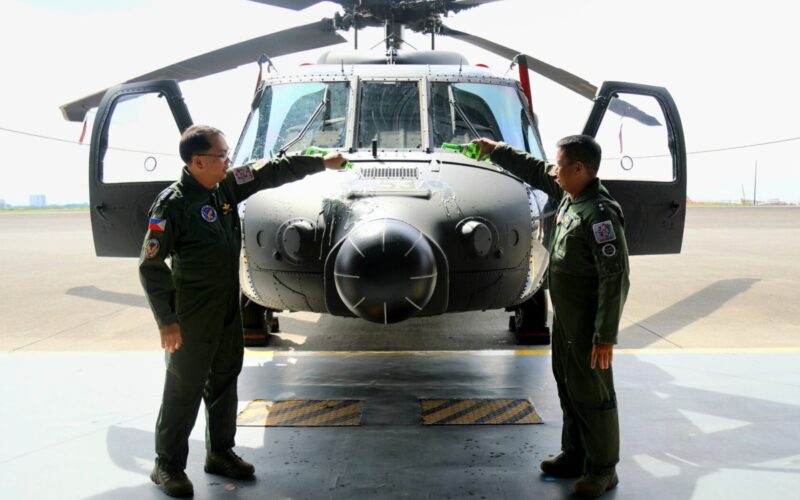 Phil Air Force receives 5 Black Hawks