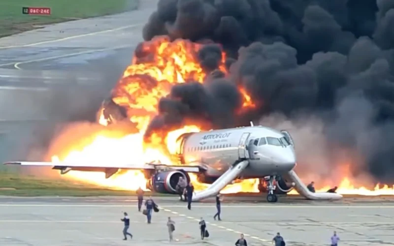 Crash and evacuation video of Aeroflot Sukhoi Superjet
