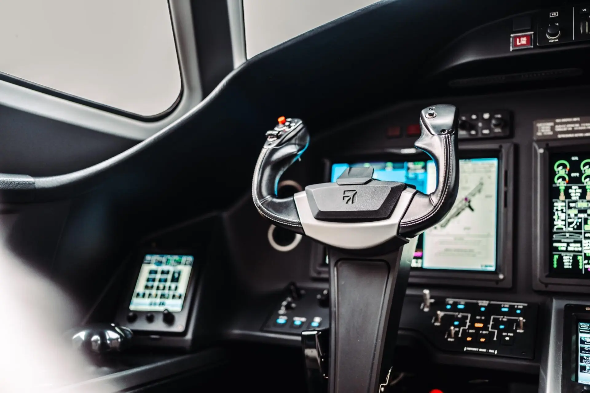 citation_latitude_cockpit_cropped