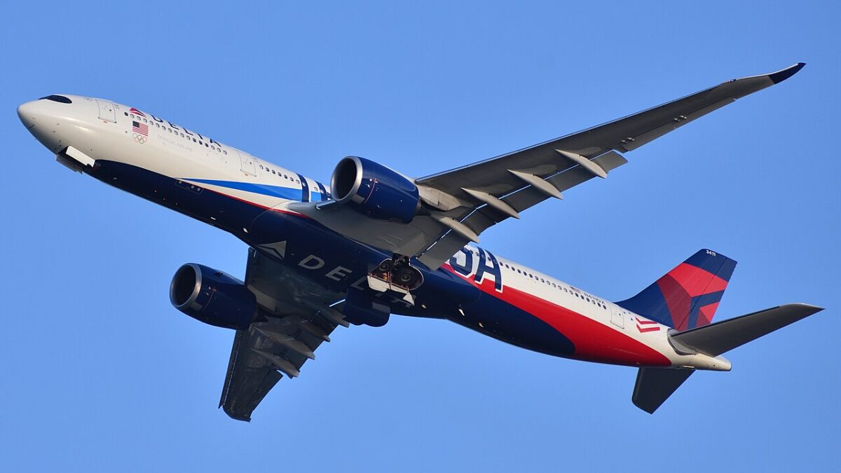 Delta_A330-900_N411DX_taking_off_from_Boston_June_2022