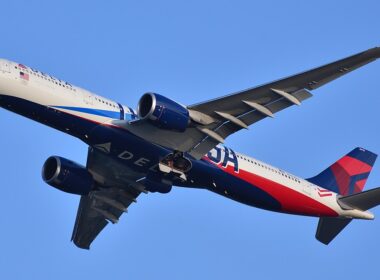 Delta_A330-900_N411DX_taking_off_from_Boston_June_2022