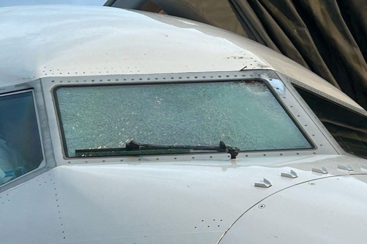 United Airlines 737 MAX pilot injured after the windshield cracked United Airlines 737 MAX pilot injured after the windshield cracked