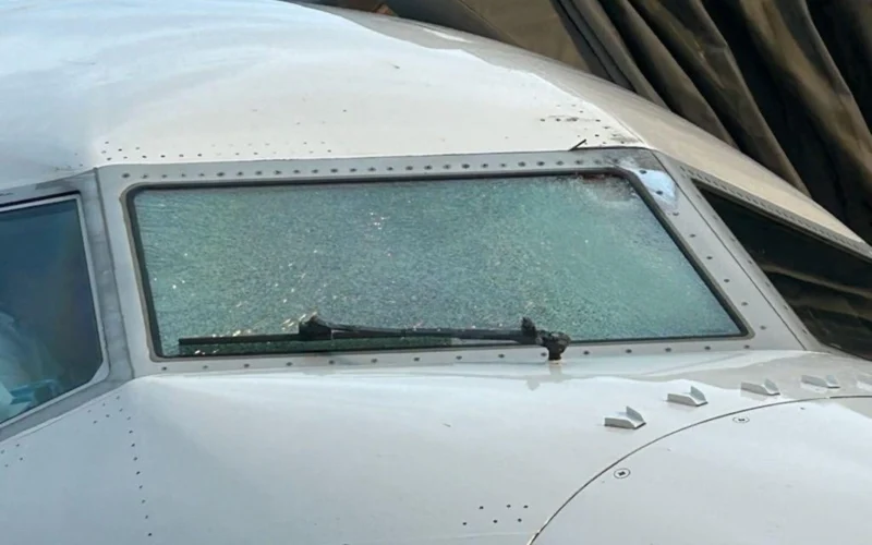 United Airlines 737 MAX pilot injured after the windshield cracked