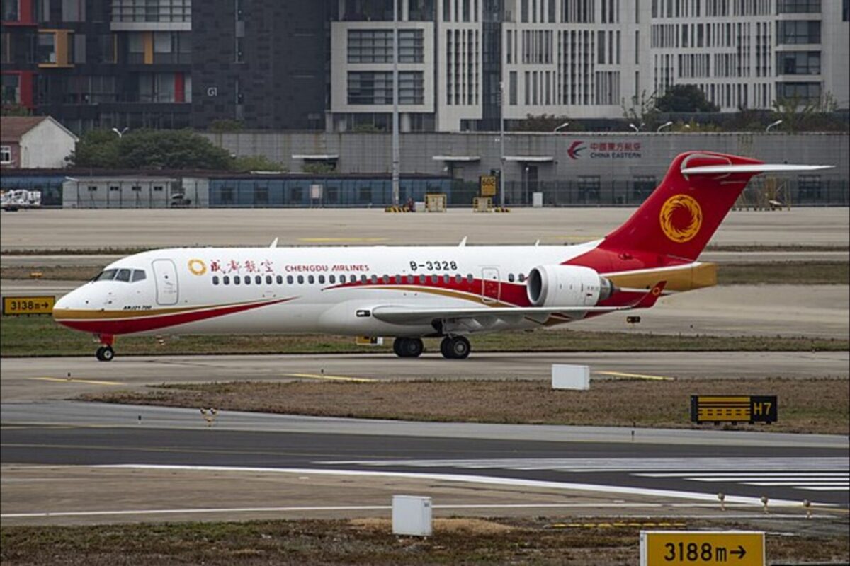 Vietjet COMAC C909 jet