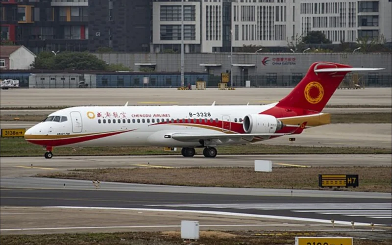 Vietjet COMAC C909 jet