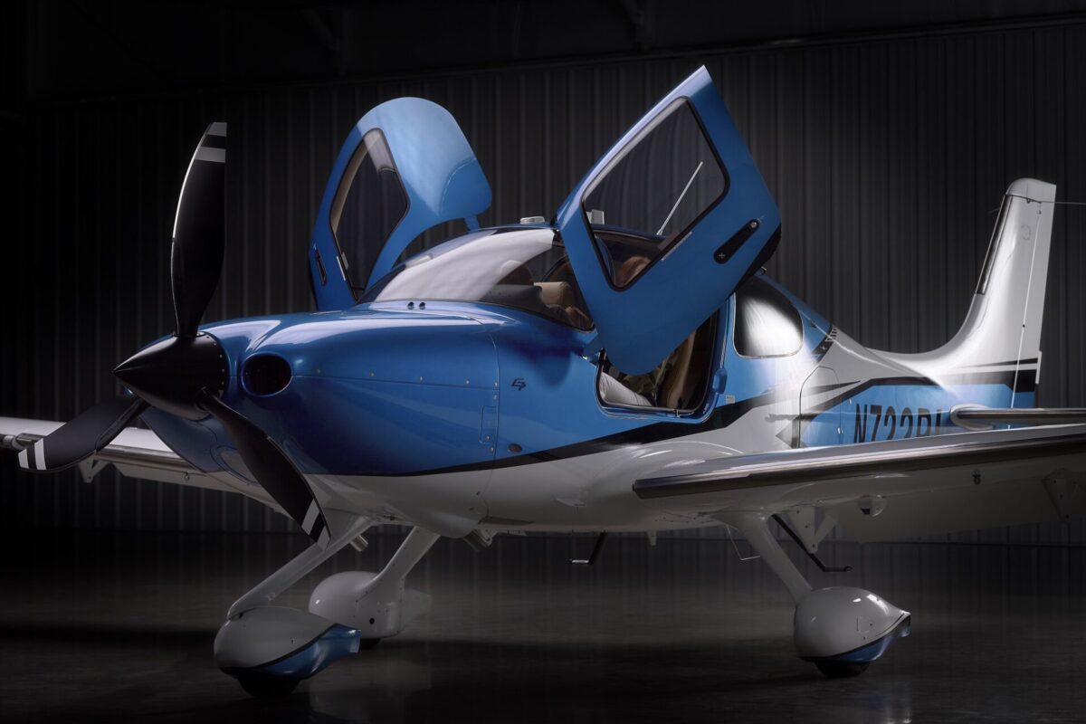 Cirrus SR G7 Exterior Front With Passengers Cirrus SR G7 Exterior Front With Passengers