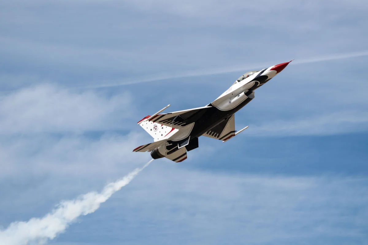 USAF Thunderbirds F 16 jet USAF Thunderbirds F 16 jet