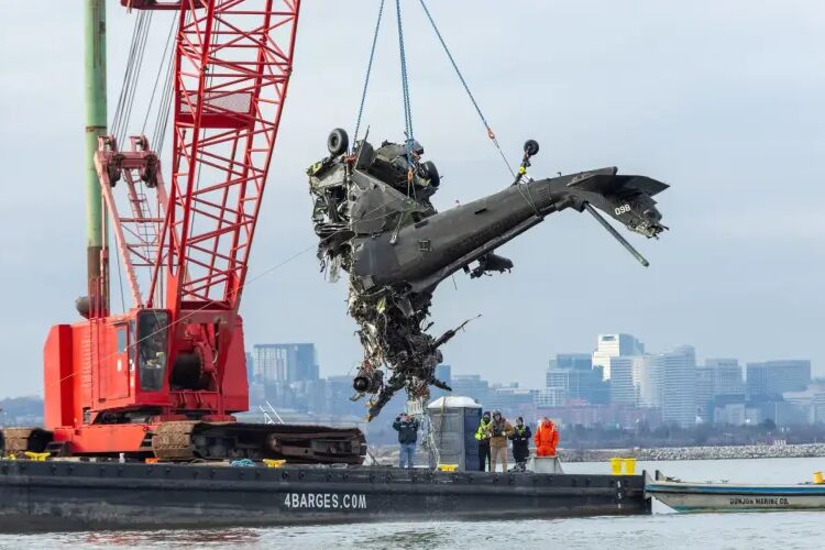 Black Hawk wreckage Washington DC 800x500jpg Black-Hawk-wreckage-Washington-DC-800x500.jpg