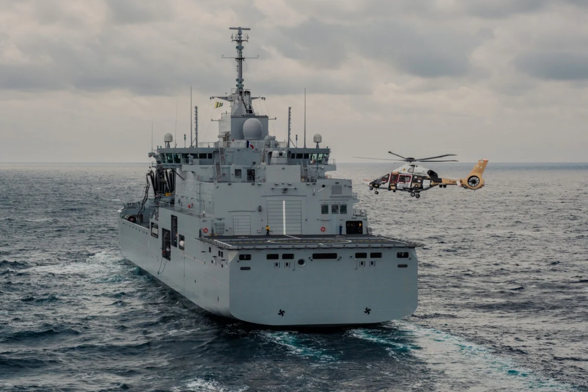 First contact between the prototype of the Guépard helicopter and the French Navy warship