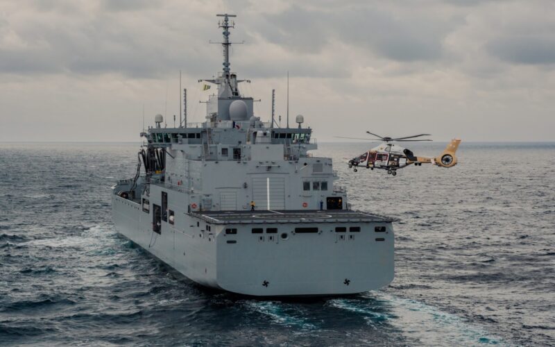 First contact between the prototype of the Guépard helicopter and the French Navy warship