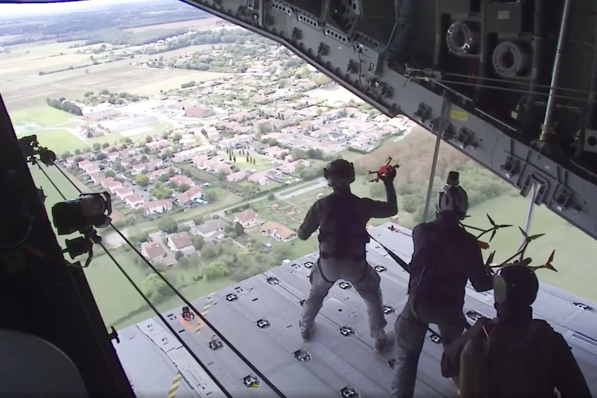 Frances DGA tests manual drone drops from Airbus A400M