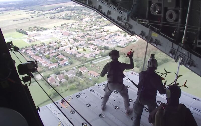 Frances DGA tests manual drone drops from Airbus A400M