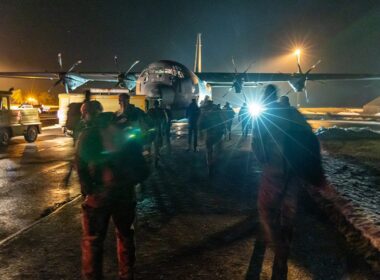 Soldiers board the Danish Defence's Hercules aircraft and fly to Greenland