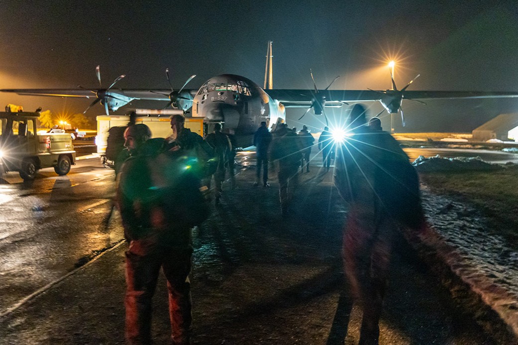 Soldiers board the Danish Defences Hercules aircraft and fly to Greenland