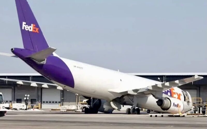 fed-ex-airbus-with-collapsed-nose-gear-at-baltimore-today-v0-47q8y045bkhg1