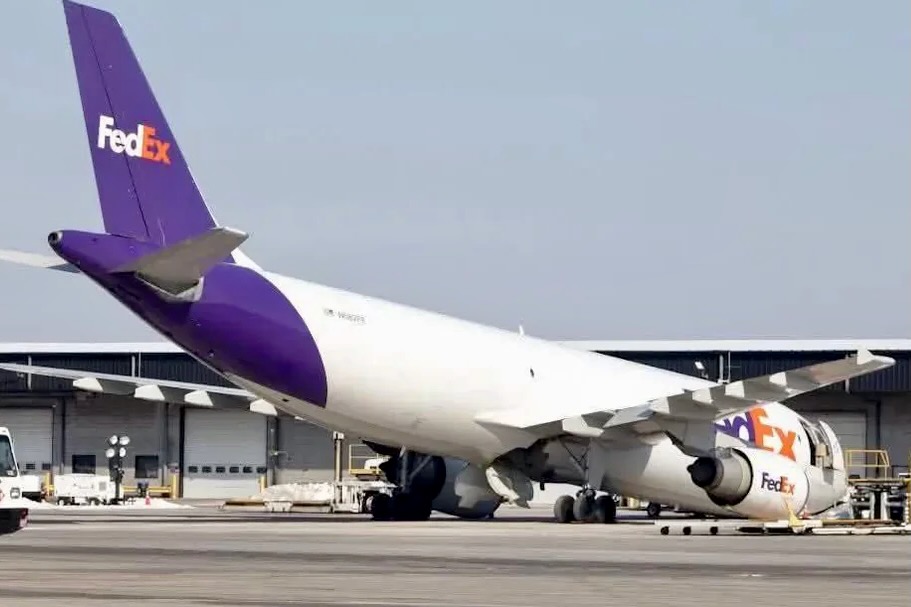 fed-ex-airbus-with-collapsed-nose-gear-at-baltimore-today-v0-47q8y045bkhg1
